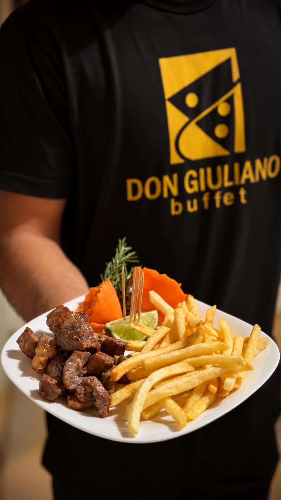 Prato de carne em cubos com batata frita