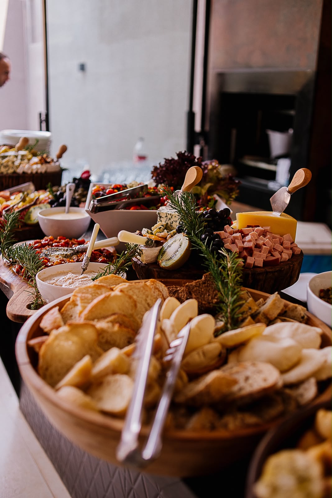 Mesa de frios com torradas, queijos, embutidos e pastas