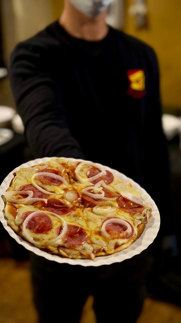 Pizza de calabresa com cebola servida em prato