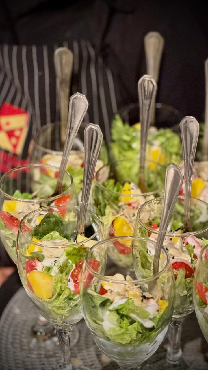 Saladas servidas em taças individuais, com talheres